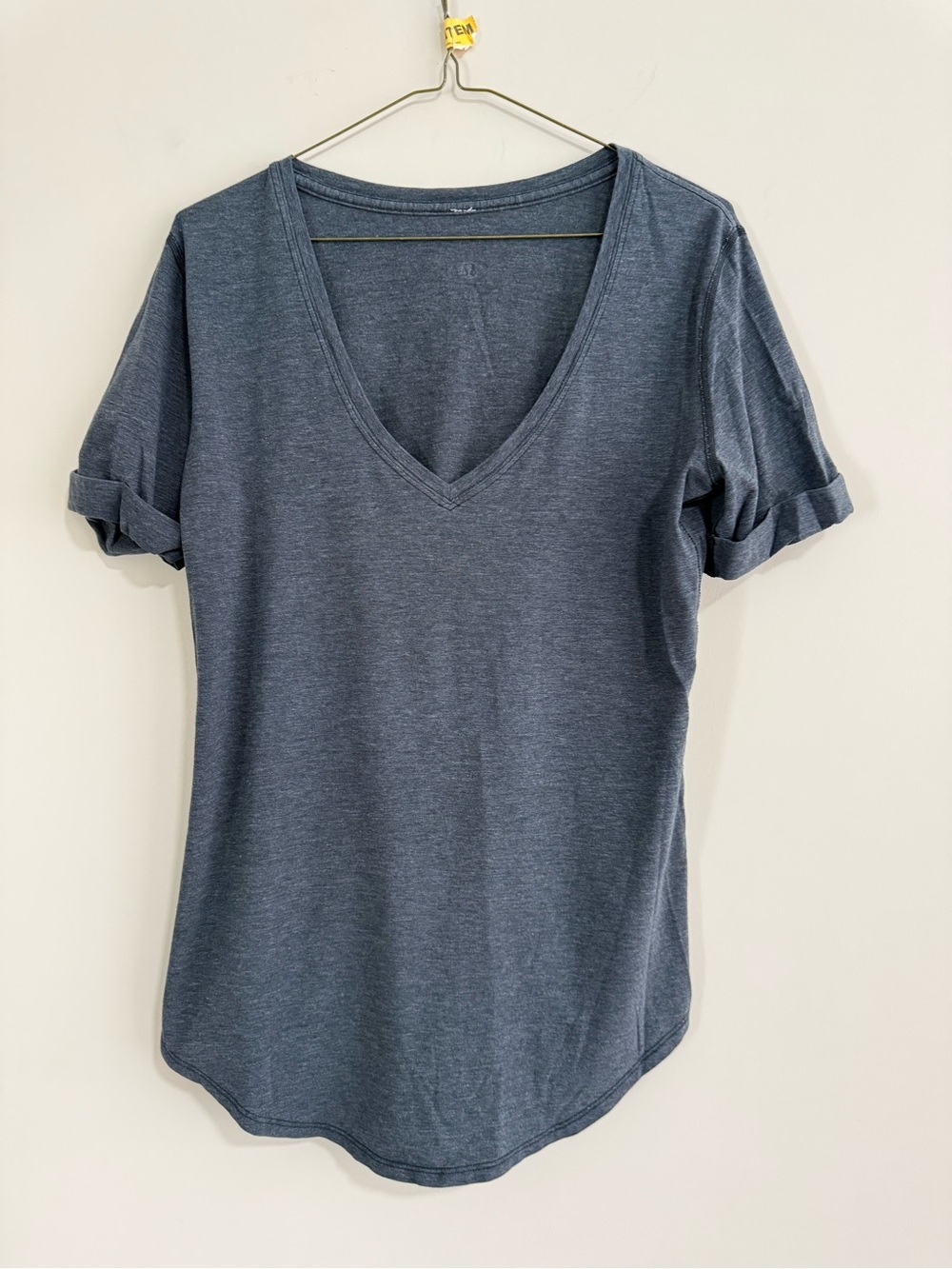 lululemon athletica Women's V-Neck Short Sleeve Tee. Size 6. Excellent Condition